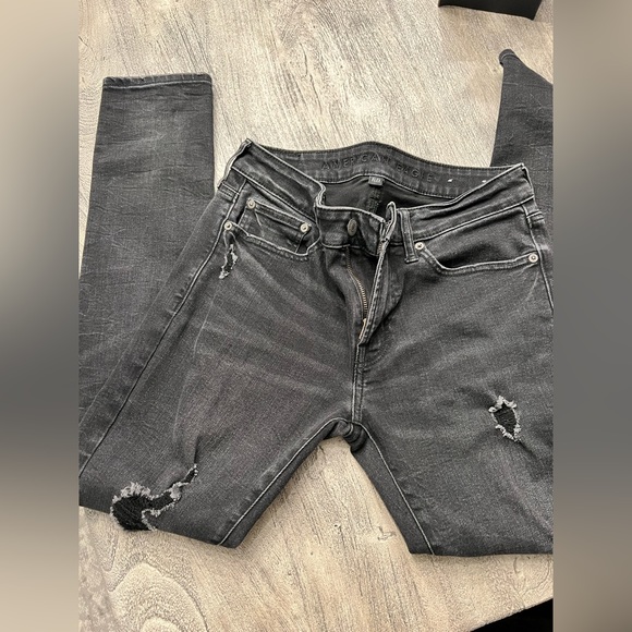 American Eagle flex dark grey denim. 31/32 distressed throughout. Skinny fit - Picture 2 of 4